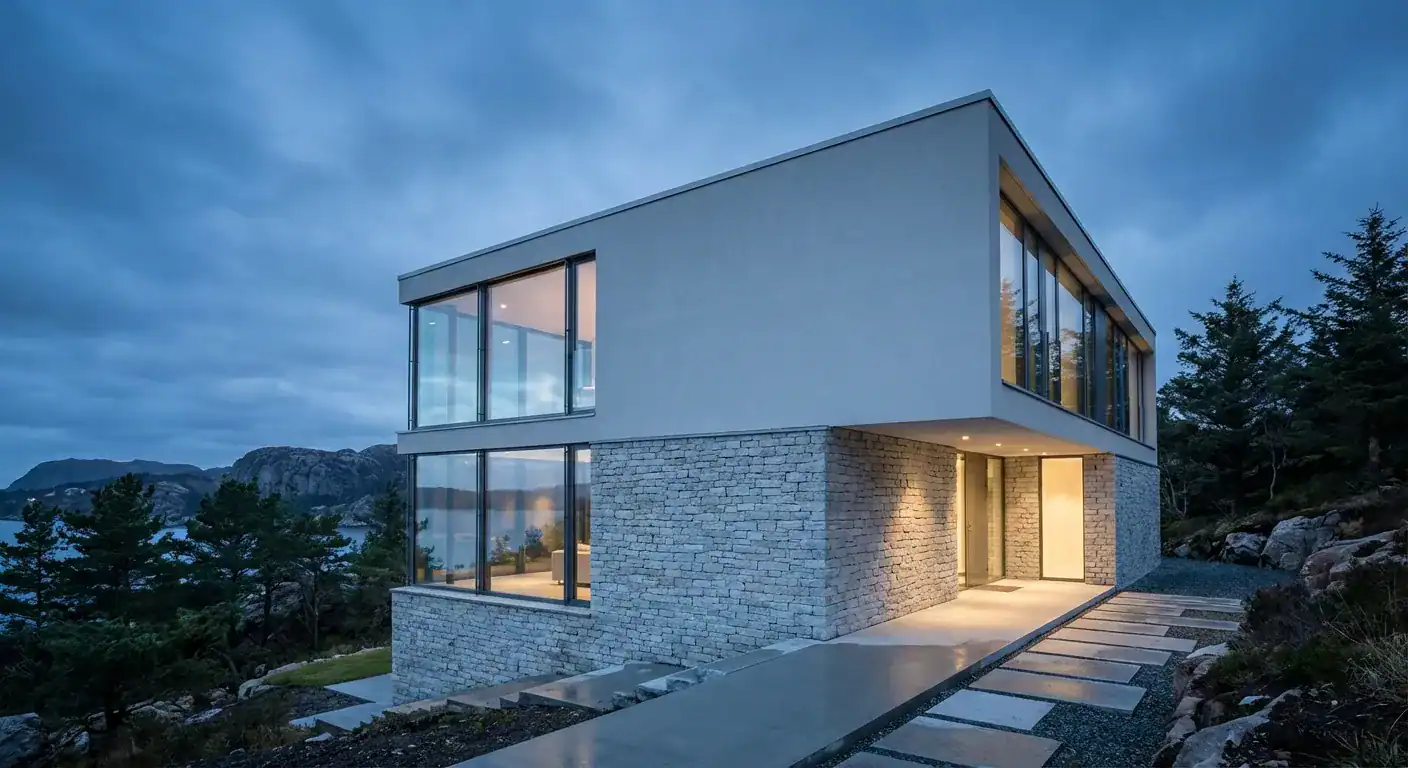 Et moderne arkitekttegnet murhus med store vindusflater og glatt pussfasade